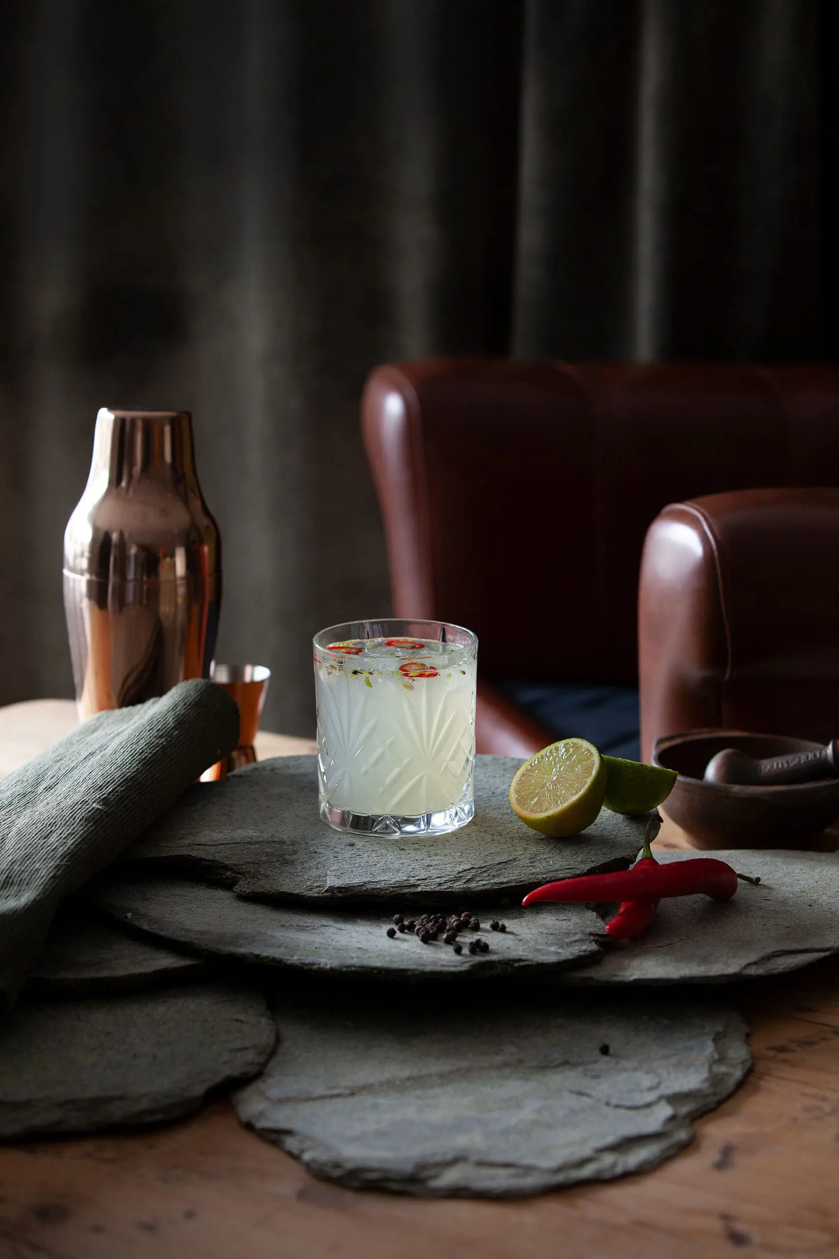 Moscow Mule er tradisjonelt en kald og forfriskende cocktail med en spennende historie, en drink som har overrasket og begeistret cocktail-elskere verden over.