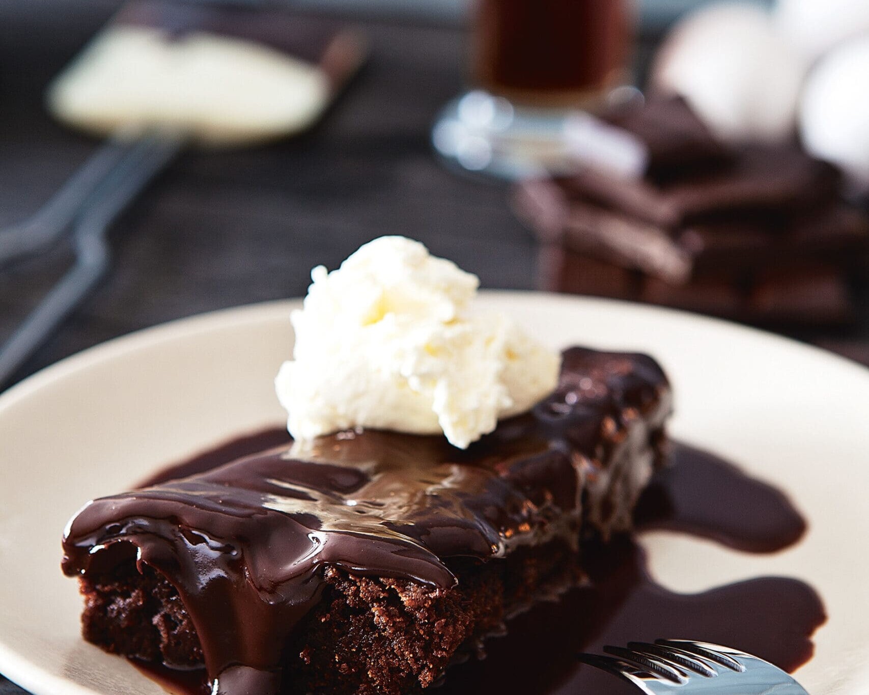 Sjokoladekake med porter- og kreklingsaus. Foto: Rob Veldhuis.