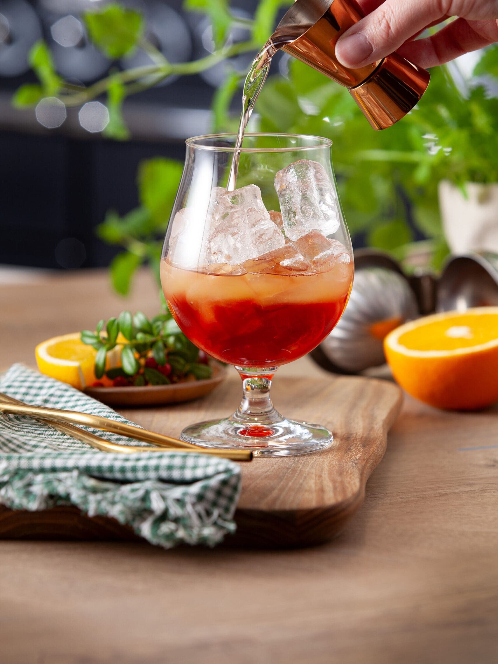 Tilsett 4 cl Tonic water m/klementin eller appelsin. Foto: Rob Veldhuis