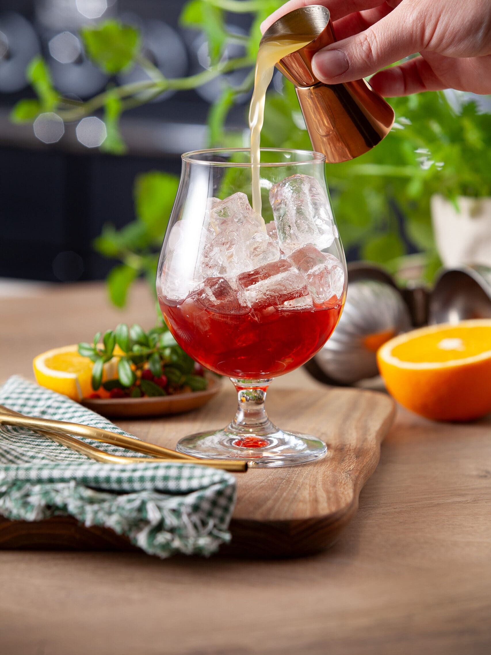 Tøm 2 cl ferskpresset appelsin i glasset og 4 cl Samson Sitronbrus