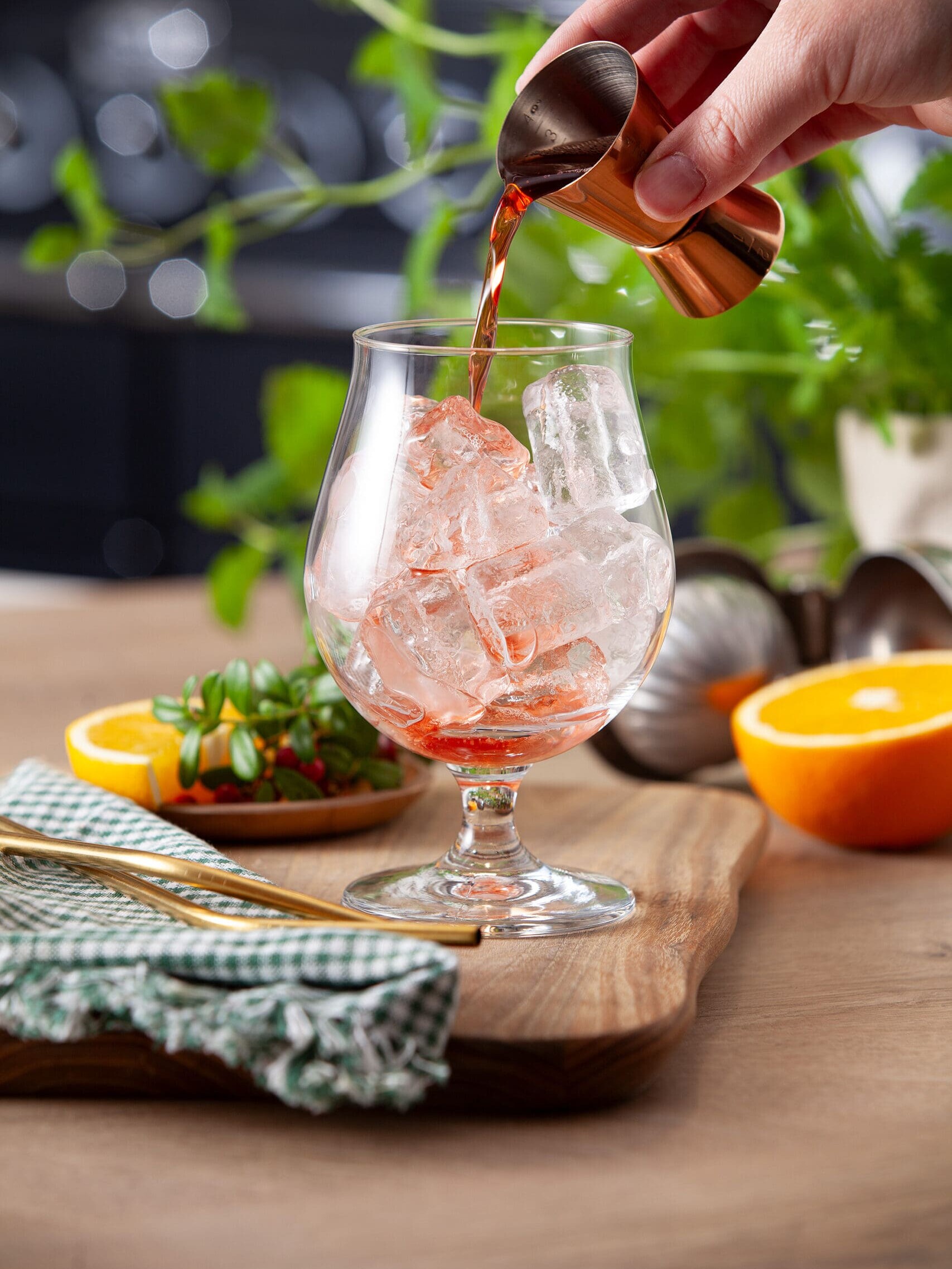 Start med å helle 6 cl redusert perlende tyttebær (kokt ned til halve mengden veske) i et glass med isbiter