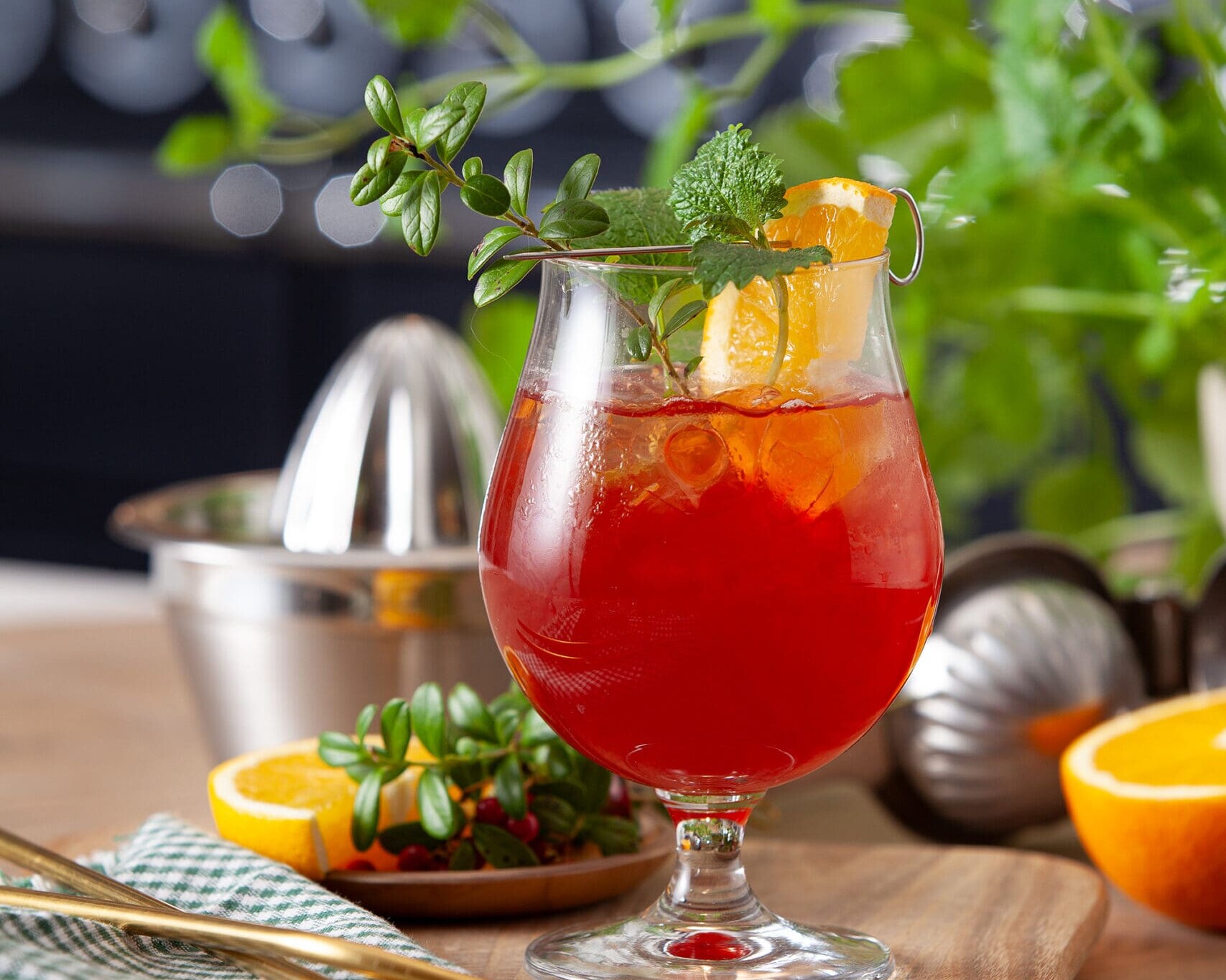 Serveres i et fint stett glass, gjerne rødvinsglass fyllt med is. Pynt med en skive appelsin og mynteblad. Voila! Nyt!