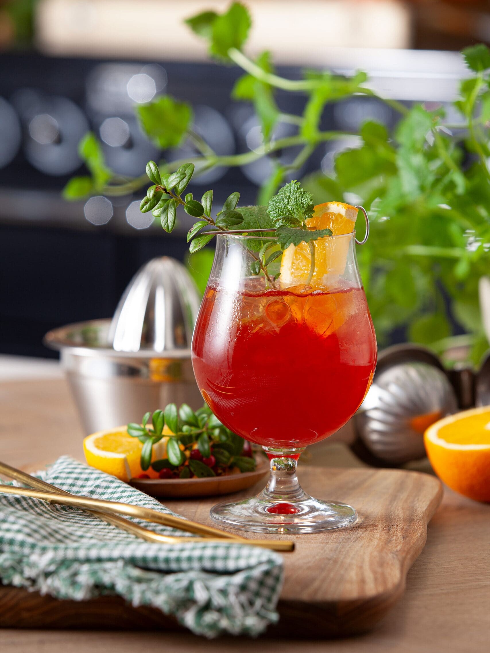 Serveres i et fint stett glass, gjerne rødvinsglass fyllt med is. Pynt med en skive appelsin og mynteblad. Voila! Nyt!