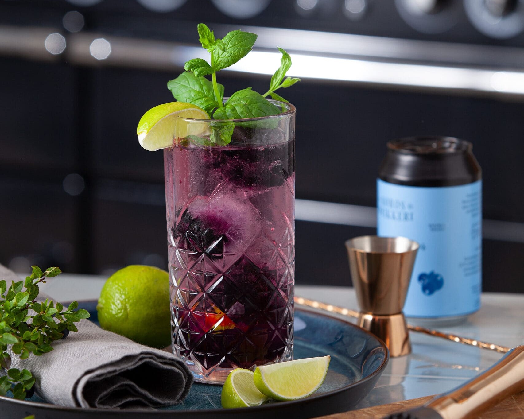 Den perfekte kombinasjonen av sødme, sitrus, mynte og naturens bær rett fra skogen har gjort denne mojitoen til en populær sensommerdrink.