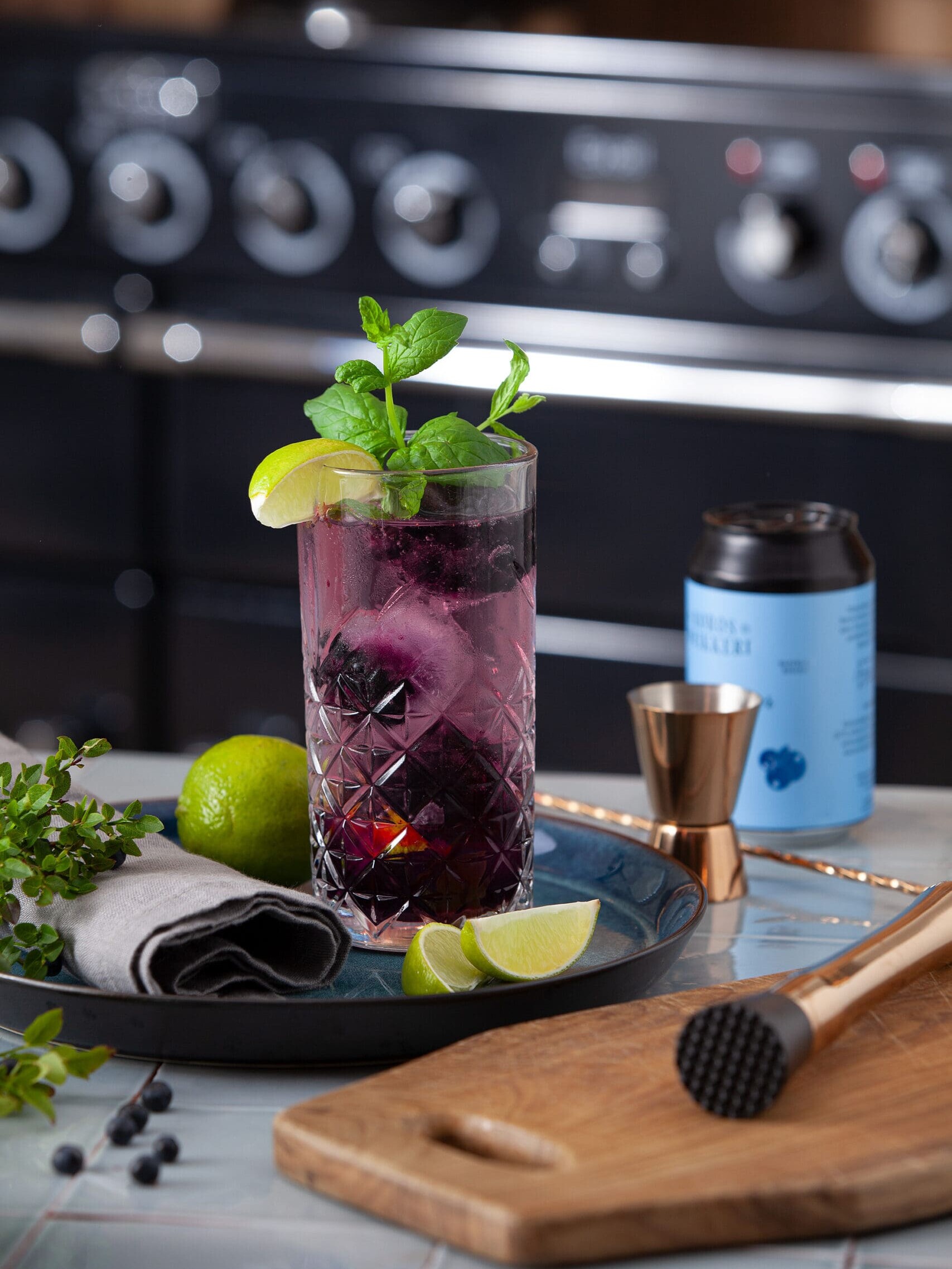 Den perfekte kombinasjonen av sødme, sitrus, mynte og naturens bær rett fra skogen har gjort denne mojitoen til en populær sensommerdrink.