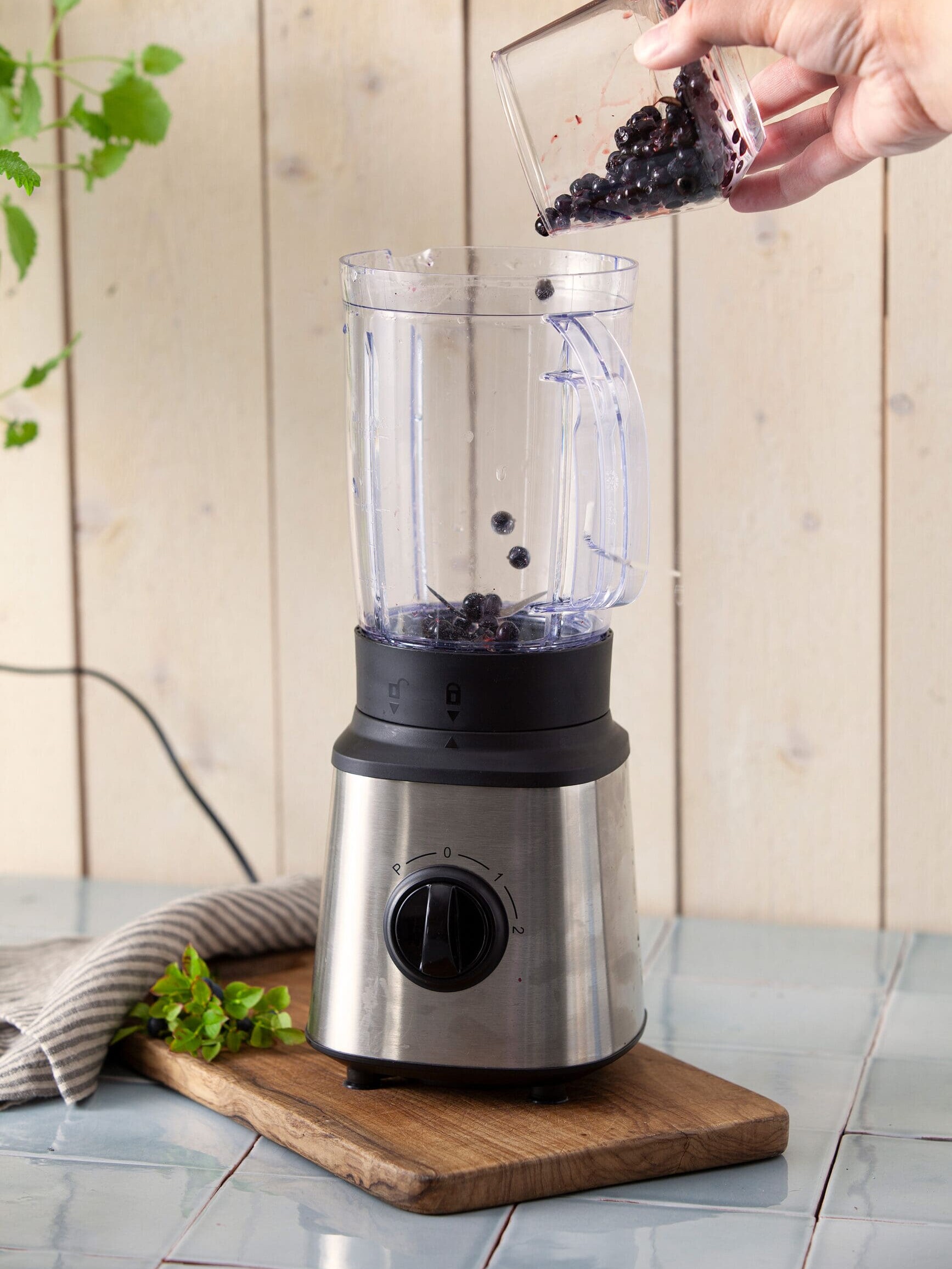 Tilføy blåbærene i blenderen.