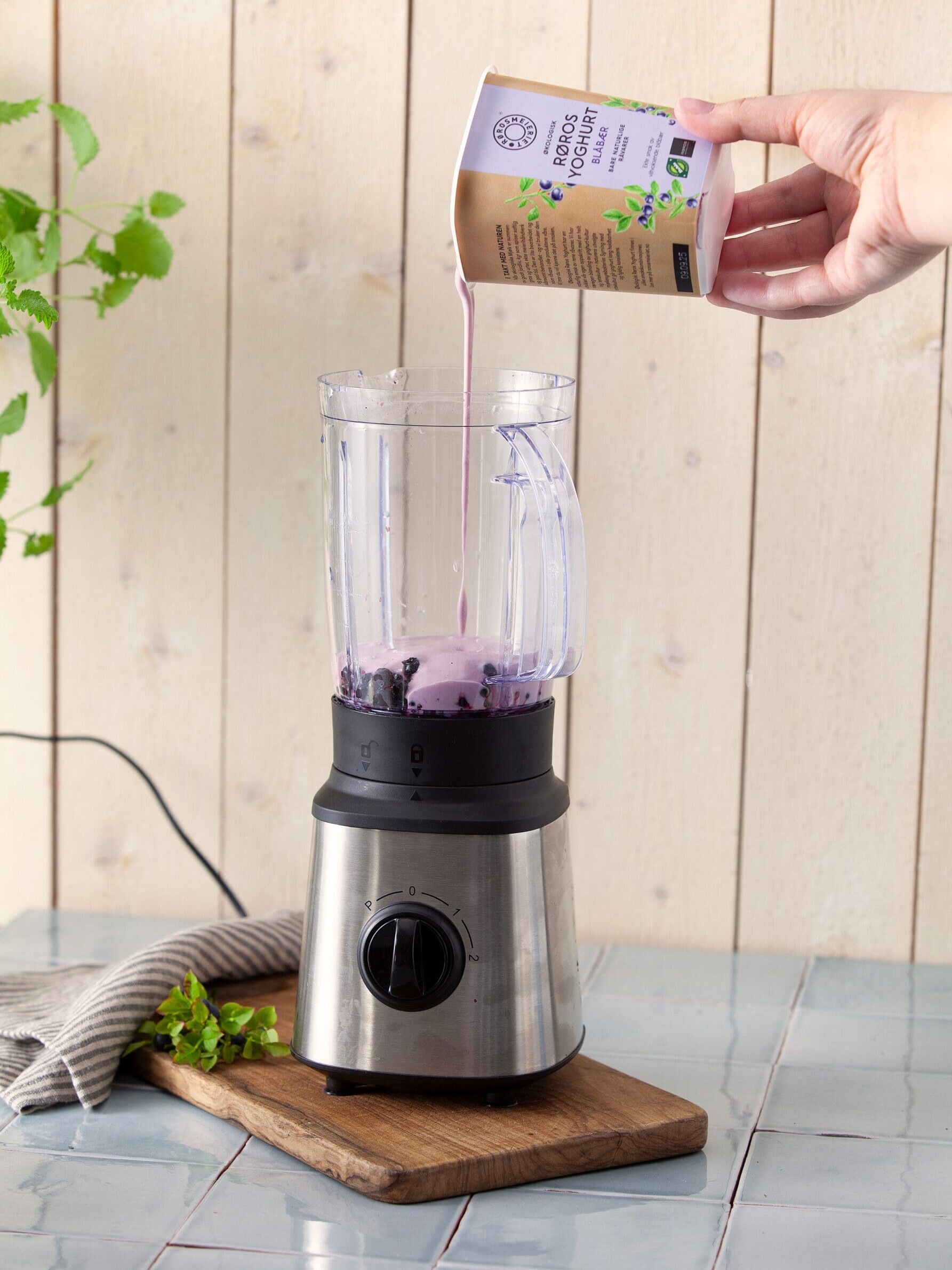 Legg til blåbæryoghurt fra Rørosmeieriet.