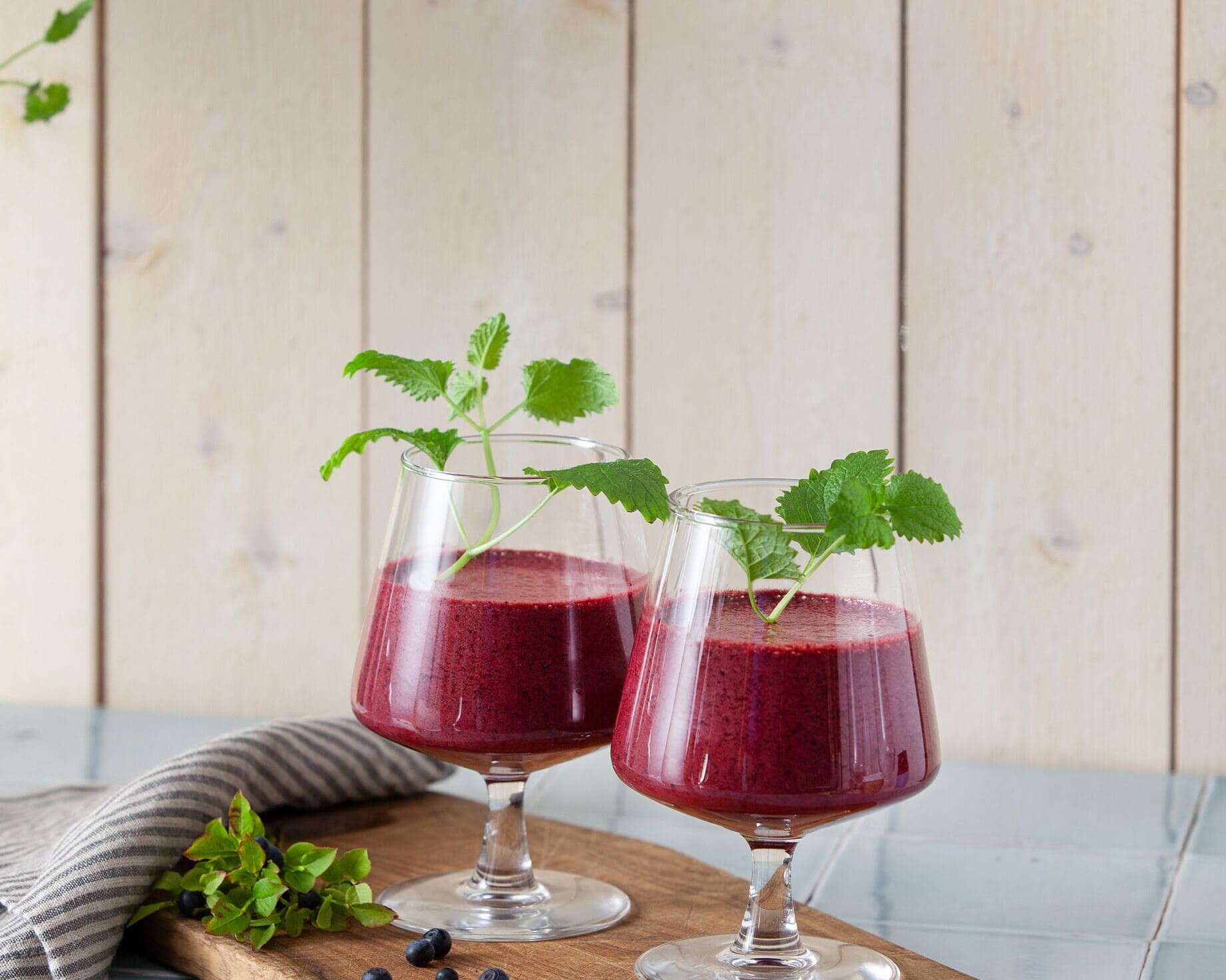 Serveres i ønskede glass og kan pyntes med ferske blåbær og sitronmelisse.