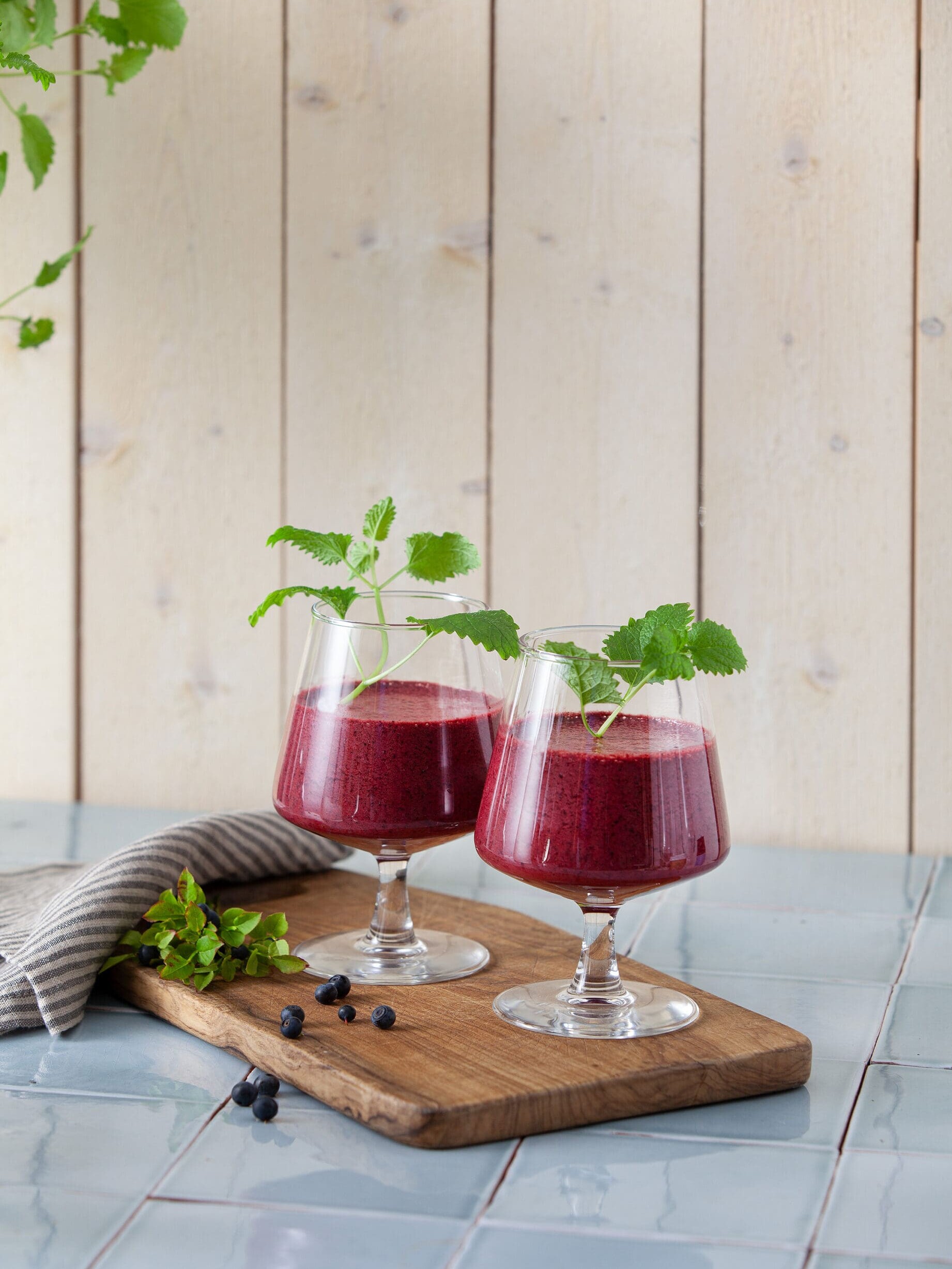 Serveres i ønskede glass og kan pyntes med ferske blåbær og sitronmelisse. 