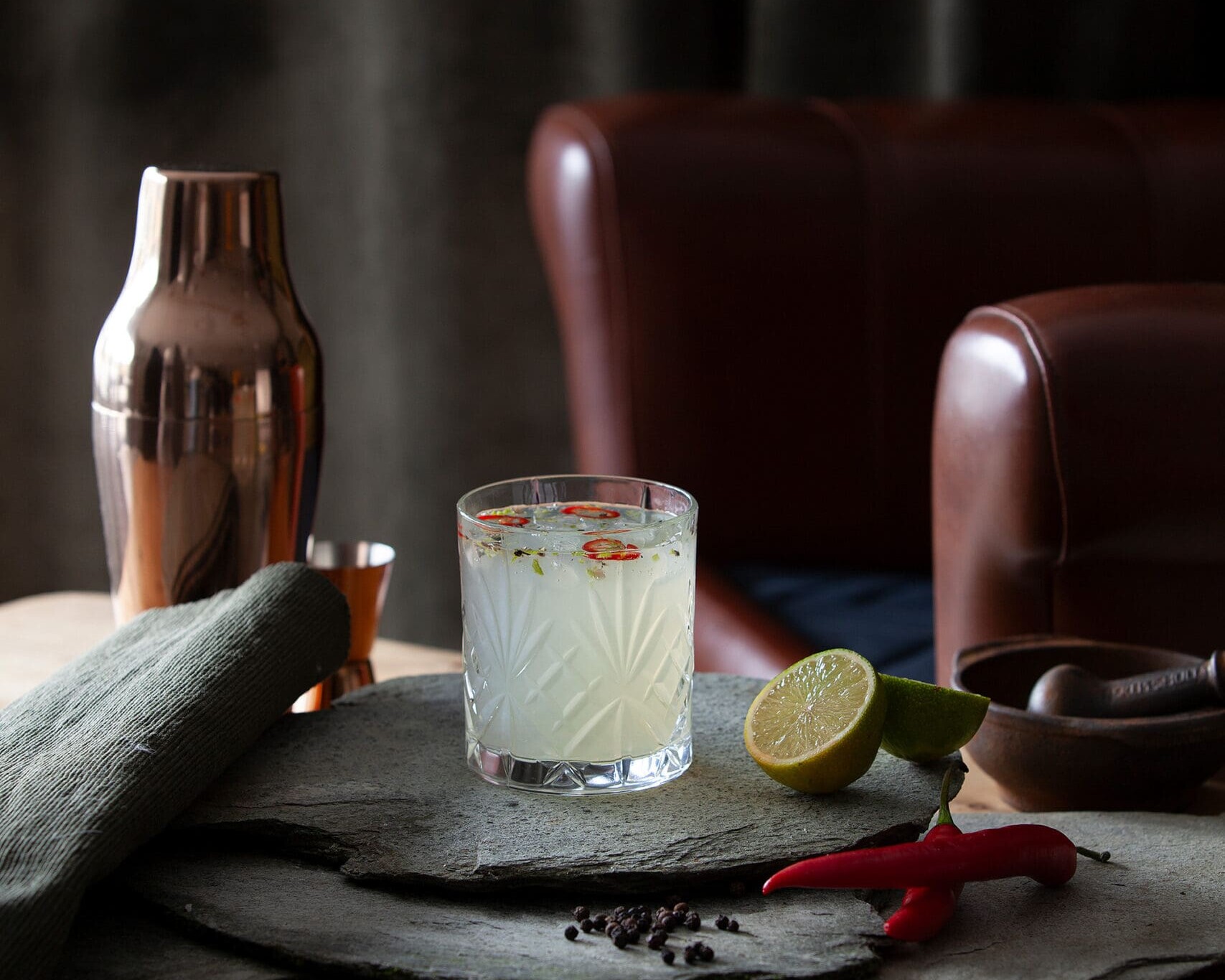 Moscow Mule er tradisjonelt en kald og forfriskende cocktail med en spennende historie, en drink som har overrasket og begeistret cocktail-elskere verden over.