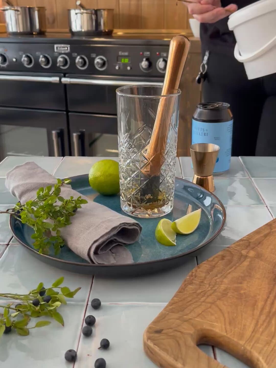 Ta alt i ett longdrink glass, og mos det sammen.