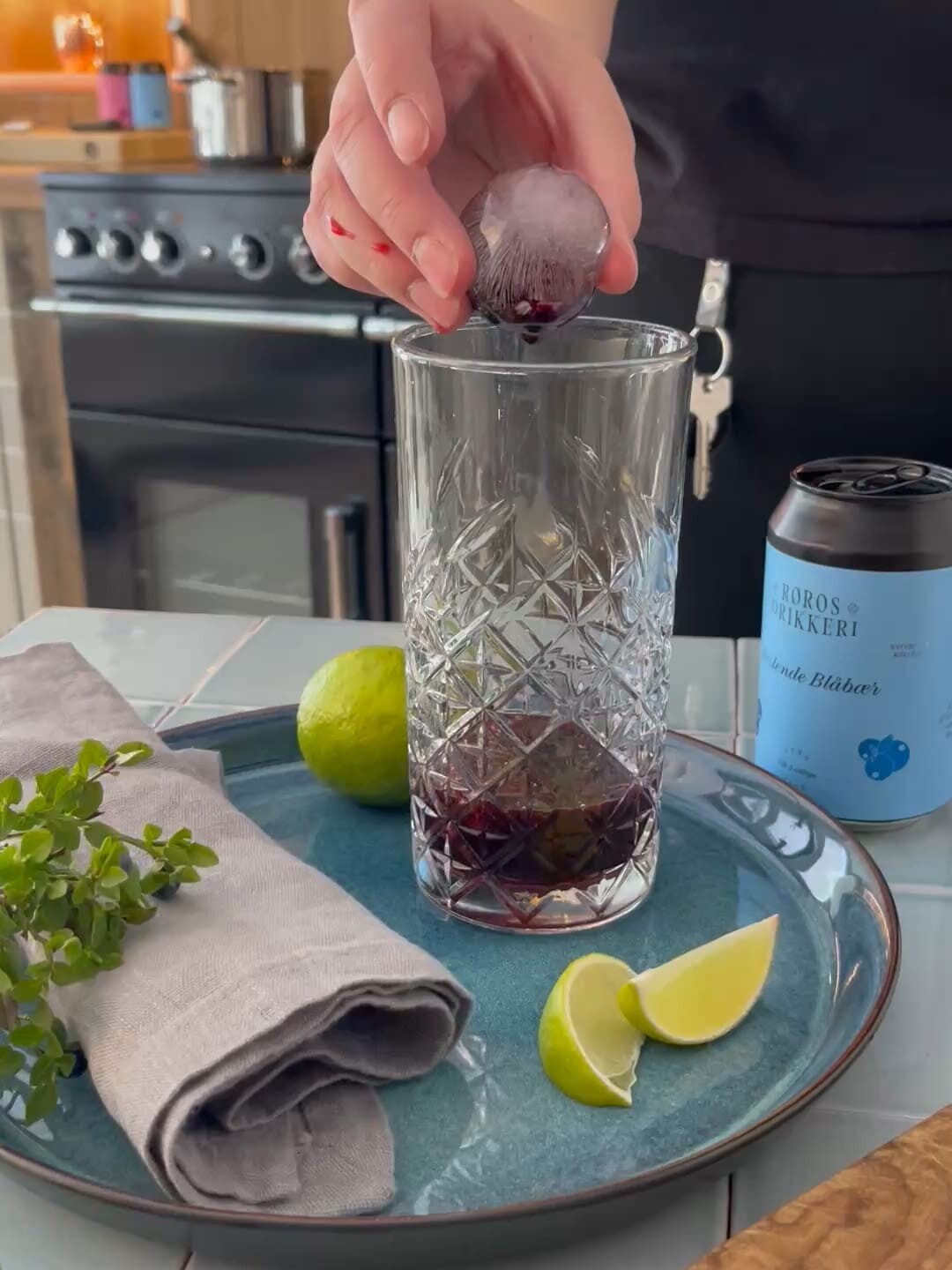 Om du ønsker å gjøre drinken enda mer unik kan du lage dine egne isbiter med blåbær.