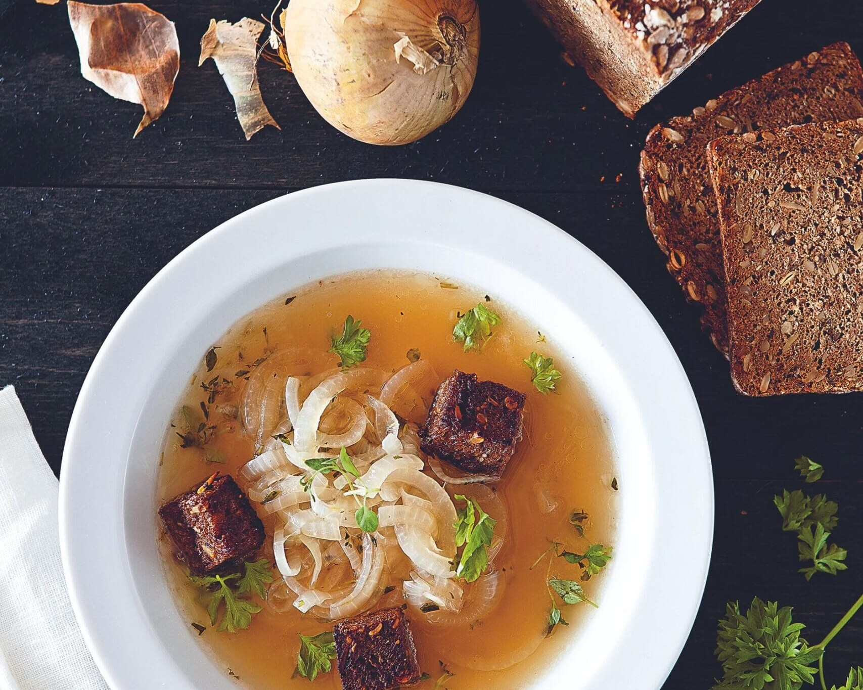 Løksuppe med sprøstekt rugbrød marinert i øl. Foto: Rob Veldhuis.